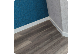 Премиальное качество: монтаж эластичного белого плинтуса Dollken Cubu Flex Life 100 - надежное решение для долговечной эксплуатации.