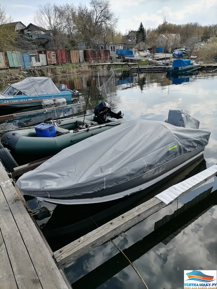 Алюмакс 355 тент на воде у причала