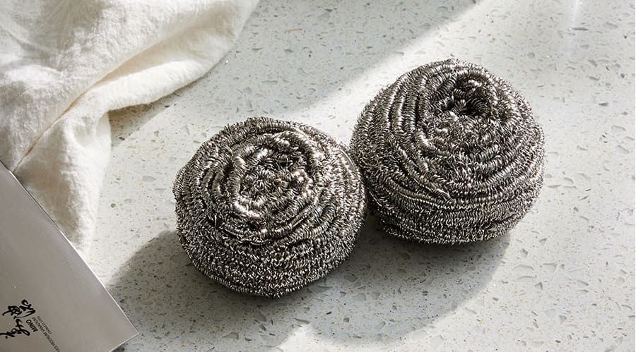 Нержавеющие железные мочалки Атоми на столе