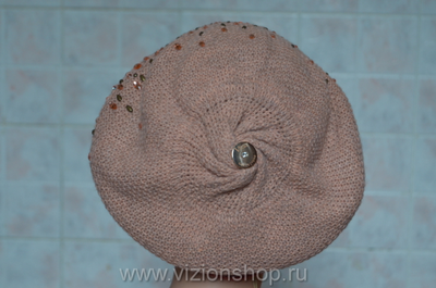 берет с камнями