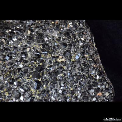 Меланит (разн. граната), друза, с пиритом, эпидотом, самородной медью - 310*235*100мм (ААА)