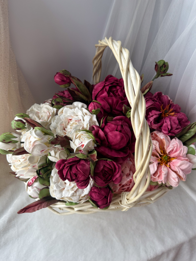 Корзина с зефирными пионами