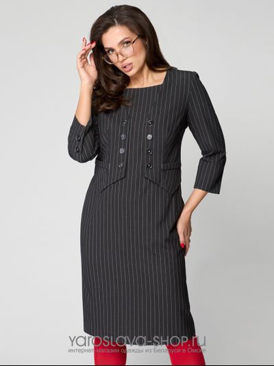 Женское платье прямого силуэта темно-серого цвета в полоску
