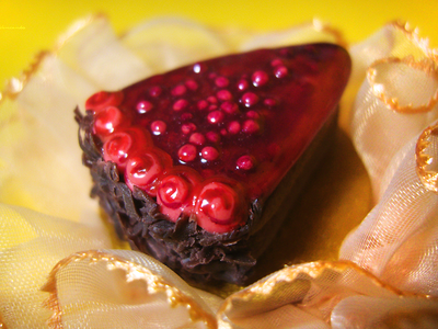 Брошь "Ещё кусочек ягодно-шоколадного тортика"