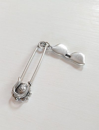 (АРТИКУЛ: 9664/50) БРОШКА БУЛАВКА, СРЕДНЕГО РАЗМЕРА, С ПОДВЕСКАМИ ("ОЧКИ", "ЦВЕТОК"), СЕРЕБРИСТЫЙ МЕТАЛЛ, ЭМАЛЬ