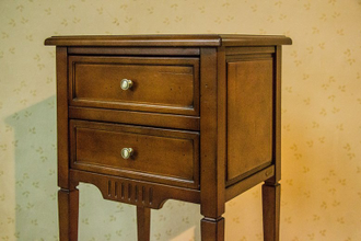 Тумба прикроватная с 2 ящиками на высоких ножках.