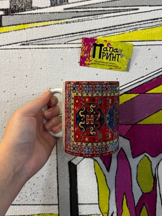 Кружка белая "Красный коврик"
