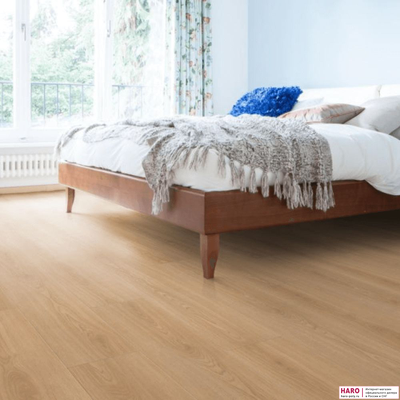 Дизайнерский пол Disano Classic Aqua Дуб Натур 536239 в интерьере комнаты