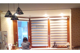 Рулонные шторы Зебра в сочетании с деревянными оконными рамами.