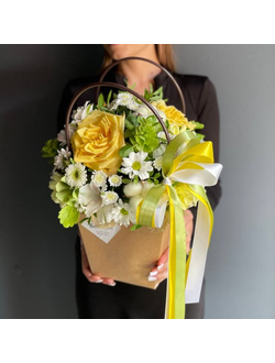 КОМПОЗИЦИЯ В СУМОЧКЕ С РОЗОЙ, КУСТОВОЙ ХРИЗАНТЕМО И СОЧНОЙ ЗЕЛЕНЬЮ - ( АРТ К50)