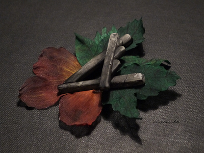 Готическая брошь "V-Воспоминание" с лепестками роз (готический амулет)