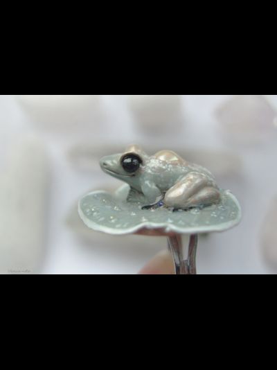 Коллекционное кольцо с лягушкой и жемчужиной "Капель в туманном саду"
