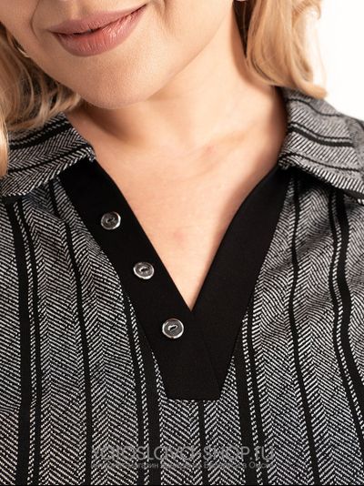 Женский трикотажный костюм с джемпером в полоску и юбкой черного цвета