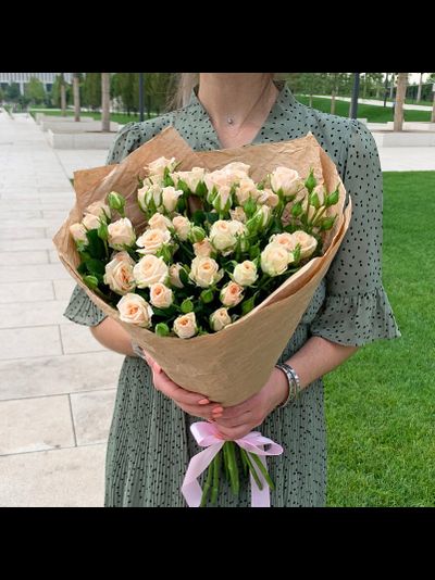 9 кремовых кустовых роз