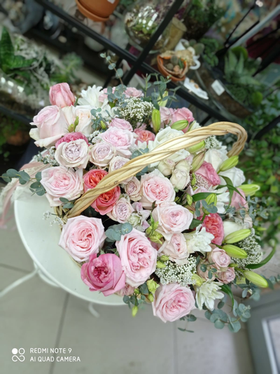 Корзина из пионовидных роз.