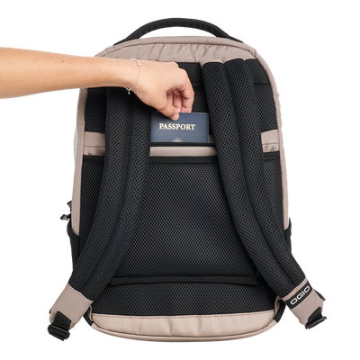 Скрытый карман на спине рюкзака Ogio Pace 20 Khaki