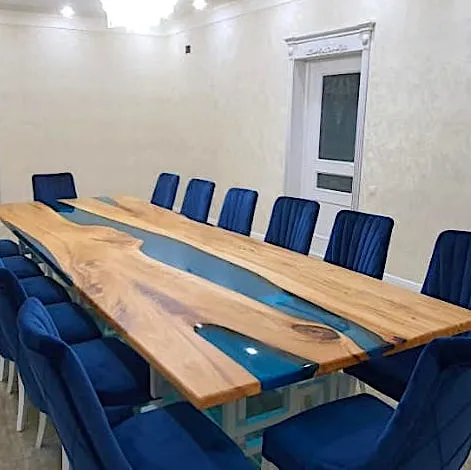 Стол-река из слэбов карагача с рекой голубого цвета. Работа spilcenter.com, г.Грозный.