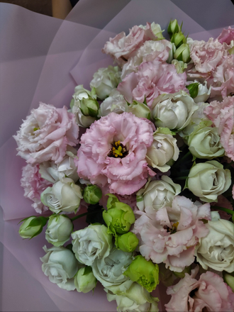 Воздушный букет из лизиантуса (эустомы), и стильных кустовых роз сильвер баблз. Доставка букетов