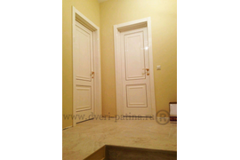 Глянцевые двери  с классическим рисунком. Второй этаж частного дома, хол, вход с лестницы.