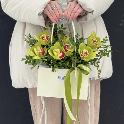 Цветочная сумочка из 7 орхидей