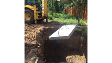 Спуск бетонной плиты в подготовленный котлован