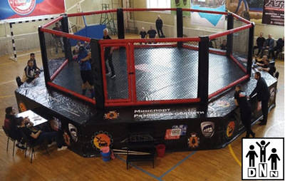 Восьмиугольный ринг (клетка) для ММА на подиуме с выносом 1,2м  (диаметр 8.9 м подиума,рабочая зона 6.5м, высота помоста 1 м) DNN