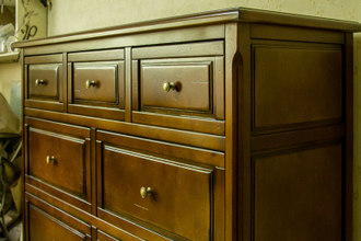 Комод с 9 выдвижными ящиками.