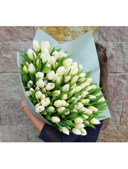 Букет 79 белых тюльпанов с оформлением