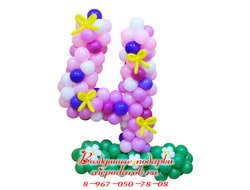 Розовая цифра 4 для девочки на зеленой полянке из шаров с яркими бантиками