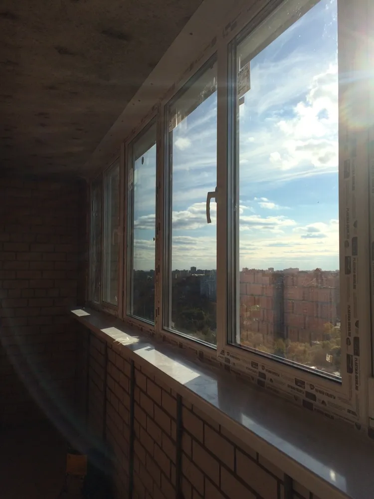 еще один балкон застеклили в г.Владимире, ул.Студенческая, 16Б. Использовали профиль Рехау Делайт 70 мм, стеклопакет 40 мм двухкамерный энергосберегающий, фурнитура Рото. 