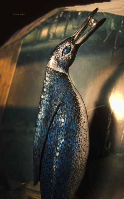 "Пингвин Мерилии", необычная брошь с натуральным морганитом