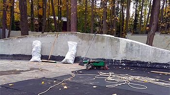 Мембрана Resitrix сваривается по швам горячим воздухом аппаратами Leister