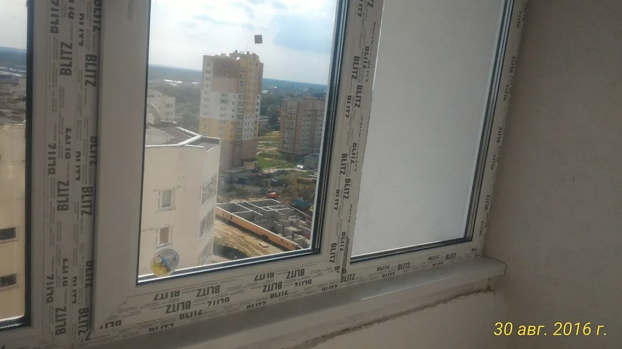 Монтаж балкона во Владимире ул.Нижняя Дуброва 13А
10 этаж. Использовали профиль Рехау Блиц с двухкамерным энергосберегающим стеклпоакетом и фурнитурой Рото. Окна ещё в защитной плёнке