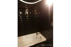 Укладка черного кабанчика на стены в ванной комнате