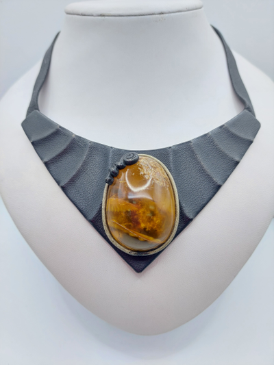 Колье из натуральной кожи с крупным камнем янтаря 00170