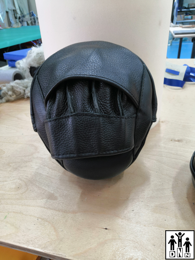 Лапы боксерские вогнутые натуральная кожа с закрытыми пальцами