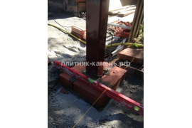 мощение дорожек, цоколя натуральным камнем