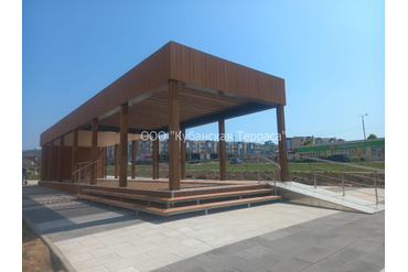 Коммерческое помещение полностью "ПОД КЛЮЧ" в г.Анапа размером 5*20 метров. Металлический каркас, деревянные балки с подсветкой. Пол, торец и кровля из полнотелой ДПК.