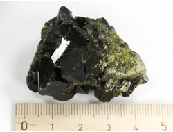 Эпидот, сросток кристаллов, Перу (45*32*34 мм, 63 г) №35865