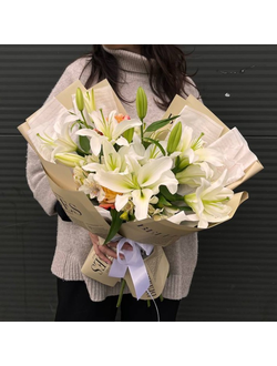Букет с лилией