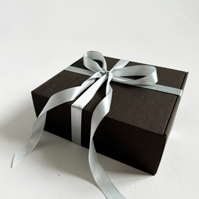 Подарочная коробка GILEV 27х25х10см черная с наполнителем и серебряной лентой