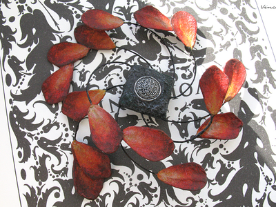 Брошь с лепестками роз "Ветроворот Вечности" из коллекции "Рейвенсвуд"