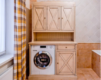 Шкаф для ванной комнаты со стиральной машиной.