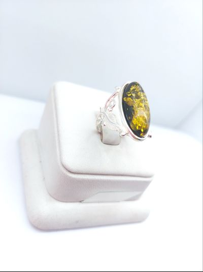 Кольцо "Лепесток" из зеленого янтаря