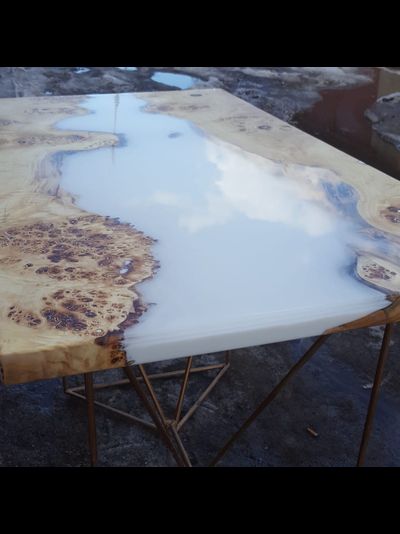 столешница с белой рекой из горного тополя