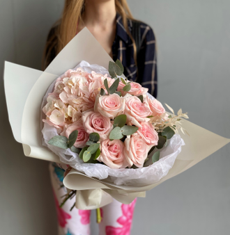 Букет из гортензии и роз. Розовый букет, недорогие букеты, цветы на 1 сентября, цветы любимой