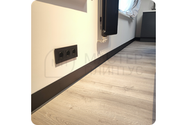 Универсальное решение для любого интерьера: черный алюминиевый плинтус ПЛ 100 с изысканным муаровым узором.