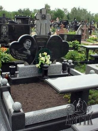 На фото двойной памятник на могилу с сердцем и крестом в СПб