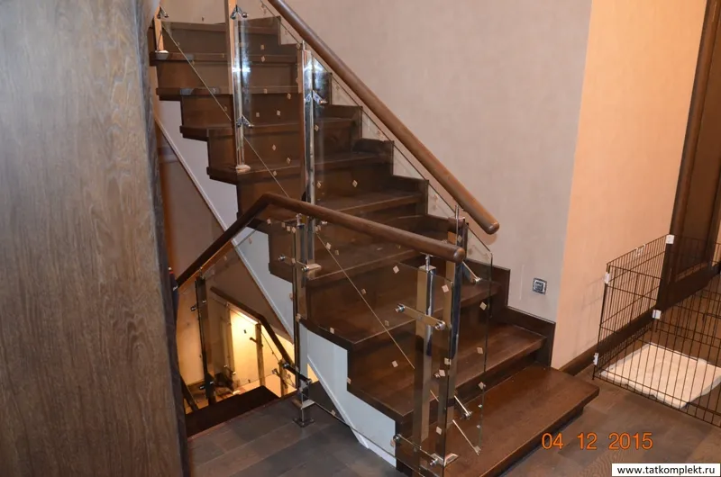 Надежное крепление закаленного стекла к стойкам из нержавеющей стали. Стекло крепится через отверстия нержавеющими стеклодержателями.  Беспалтнные замеры ограждений и лестниц в г. Казань. по тел. +79662407090  и +78432407090