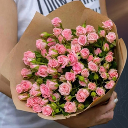 Классический букет из 9 розовых кустовых роз